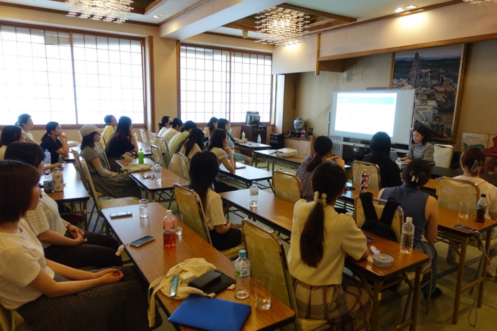 研究室合宿（2024年8月＠伊東）での報告会の様子/Debriefing session at the Training camp (August 2024 in Ito, Japan)